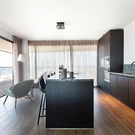 Apartment Chic For 8 With Seaview